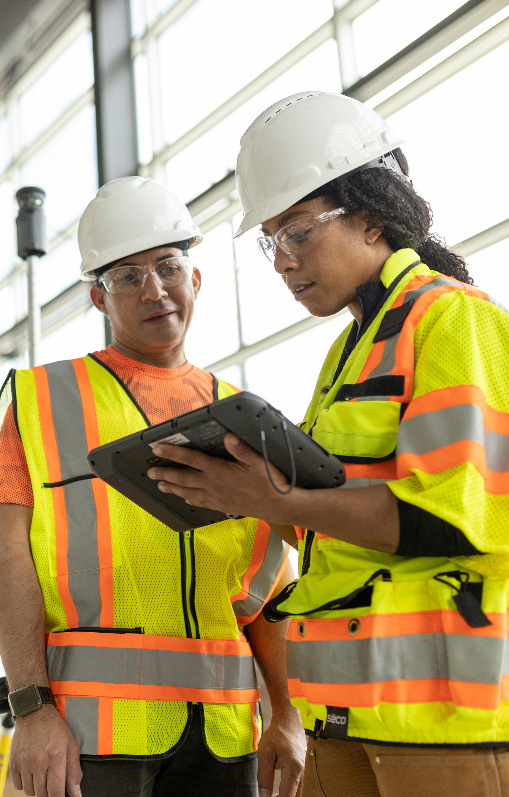 Two workers sharing data 